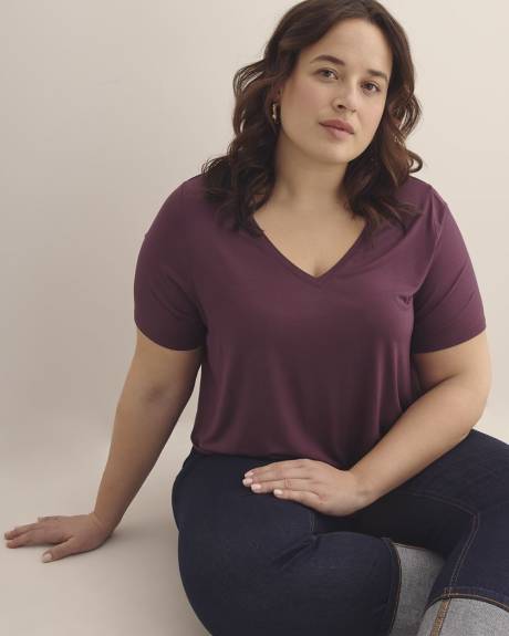 Modern-Fit Short-Sleeve V-Neck Tee - PENN. Essentials
