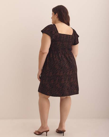 Robe courte à haut en smocks avec encolure en coeur