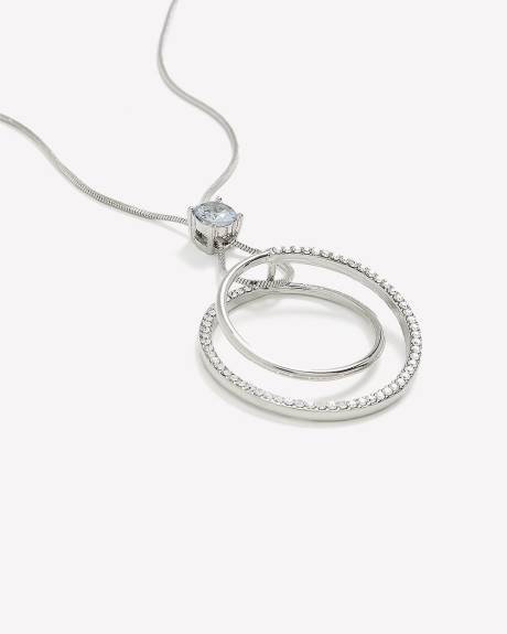 Collier long argenté avec pendentif à anneaux