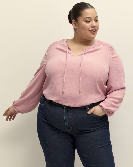 Blouse avec col fendu et smocks aux épaules