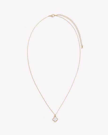 Collier doré court délicat avec pendentif en étoile