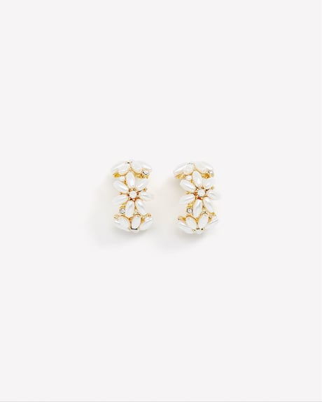 Boucles d'oreilles anneaux avec fleurs en perles