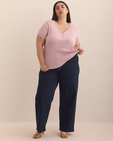 Girlfriend-Fit V-Neck Ribbed Tee - PENN. Essentials