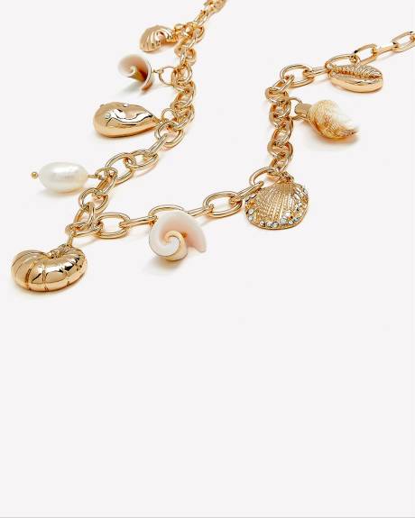 Collier court doré avec breloques en forme de coquillages