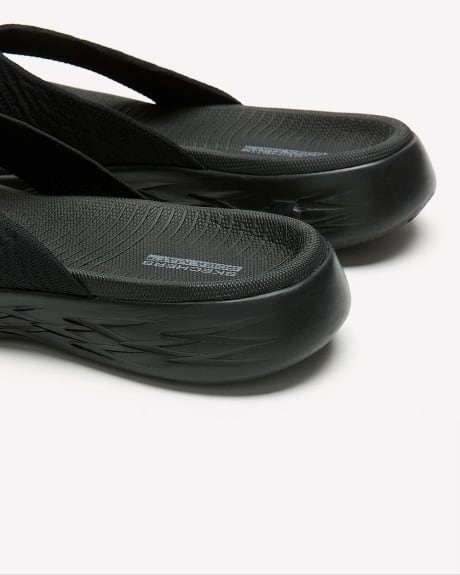 Sandale tong en maille, pied large - Skechers