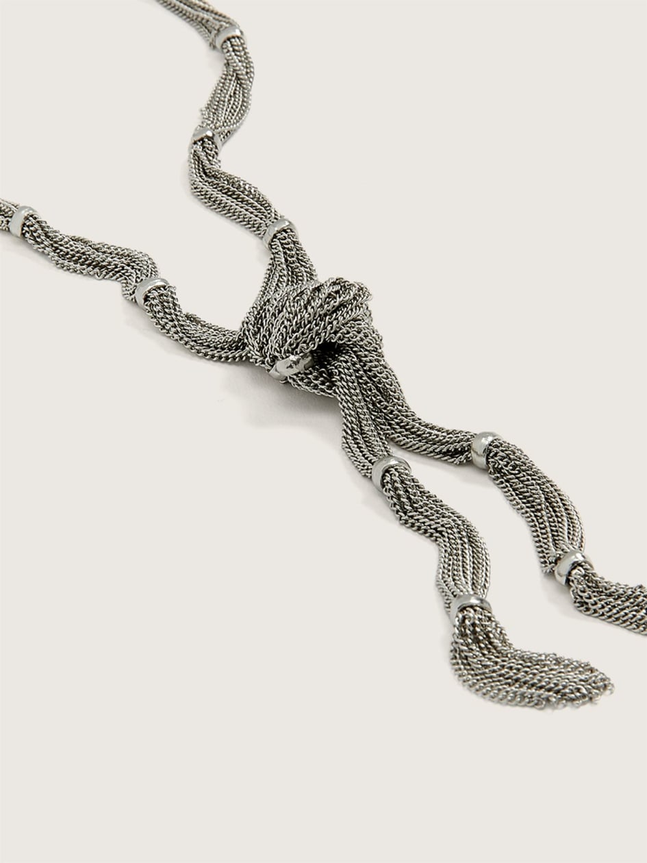 Long collier avec pendentif noué