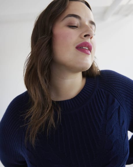 Pull uni en tricot torsadé avec encolure ronde