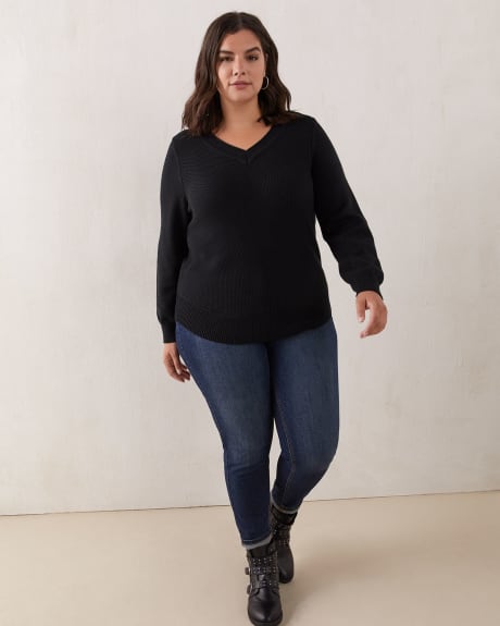 Long-Sleeve V-Neck Sweater With Round Hem - In Every Story