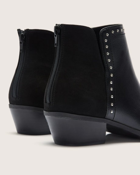 Bottines noires à talon bottier en cuir avec boutons décoratifs, pied très large