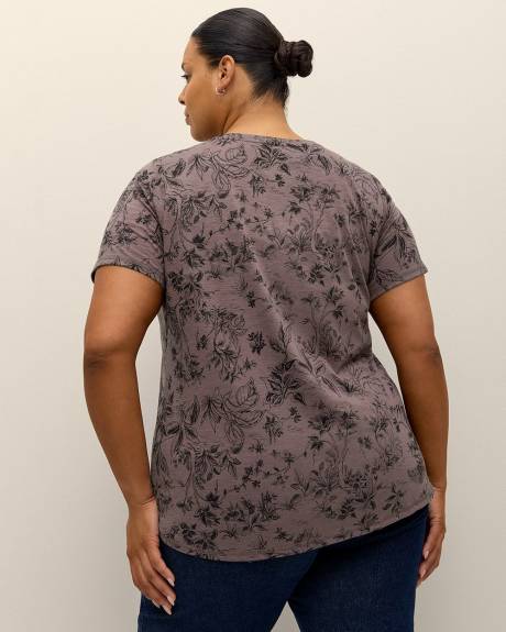 Printed Curvy-Fit Crewneck Tee - PENN. Essentials