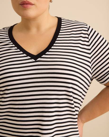 T-shirt &agrave; manches courtes et col en V, coupe boyfriend