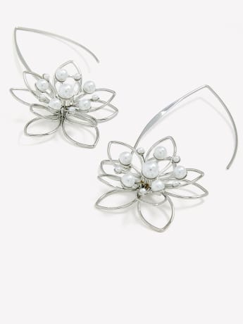 Boucles d'oreilles argentées avec pendentifs en fleurs