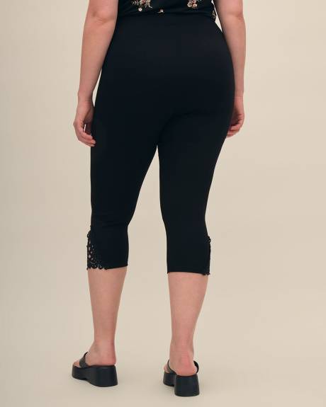 Capri Legging with Crochet at Hem - PENN. Essentials