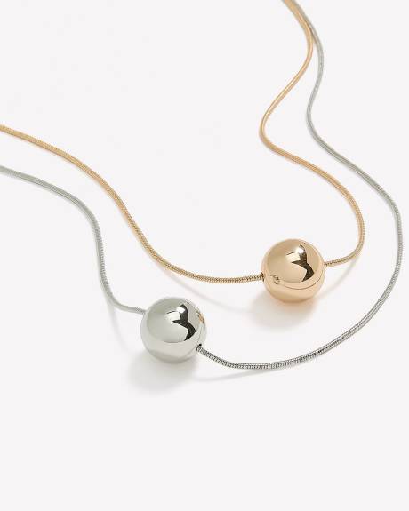 Collier court à deux chaînes avec pendentifs en forme de boule