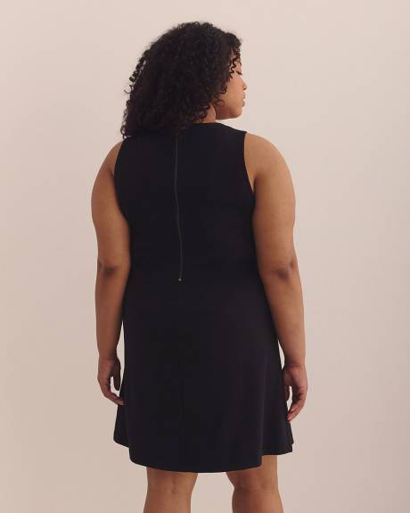 Robe noire sans manches en pointe de Rome