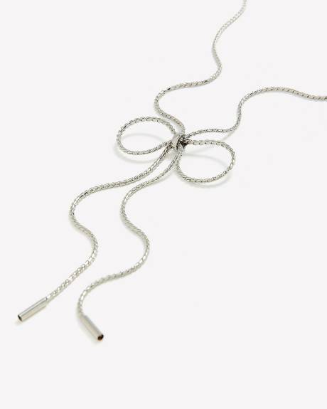 Collier argenté moyen avec pendentif en boucle
