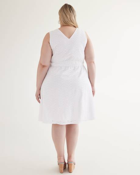 Robe boutonnée sans manches en dentelle brodée