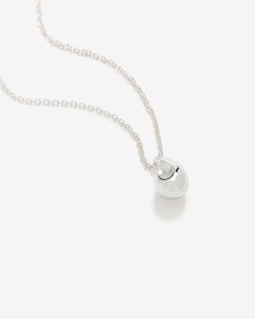 Collier court avec petit pendentif en forme de goutte