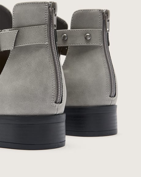 Bottines grises avec boutons décoratifs, pied très large
