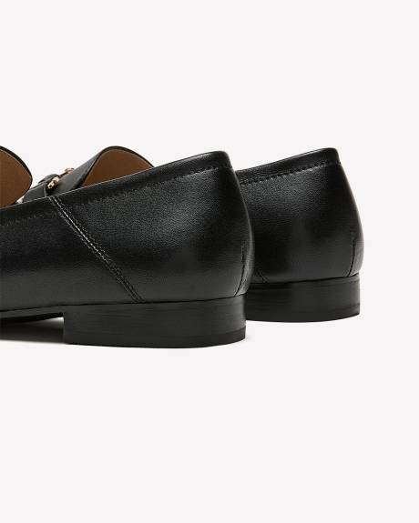 Flâneur en cuir avec chaîne dorée, pied très large