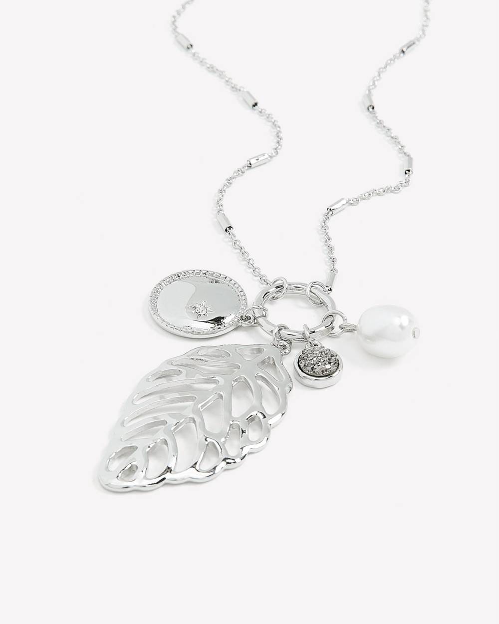 Collier long argenté avec pendentifs