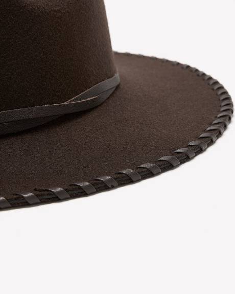 Chapeau de cowboy en feutre marron avec couture en faux cuir