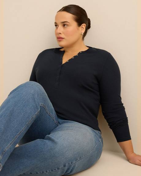 Haut c&ocirc;tel&eacute; &agrave; manches longues et col Henley