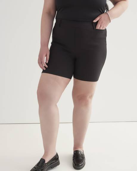 Short noir, coupe ingénieuse, tissu responsable