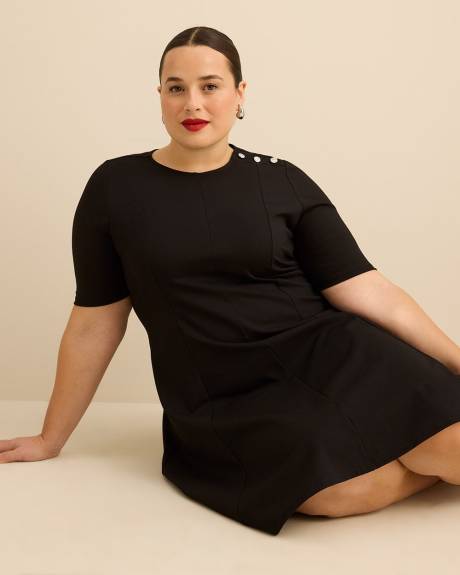 Robe cintr&eacute;e et &eacute;vas&eacute;e en tricot c&ocirc;tel&eacute; avec manches aux coudes