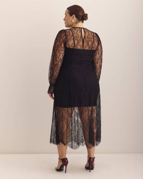 Robe mi-longue noire en dentelle diaphane avec manches bouffantes