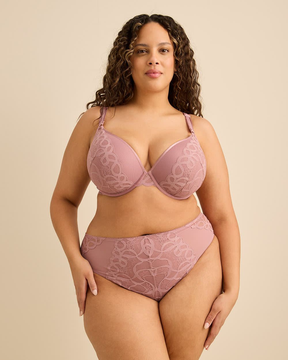 Soutien-gorge pigeonnant en dentelle rose fonc&eacute;, avec armatures - D&eacute;esse Collection