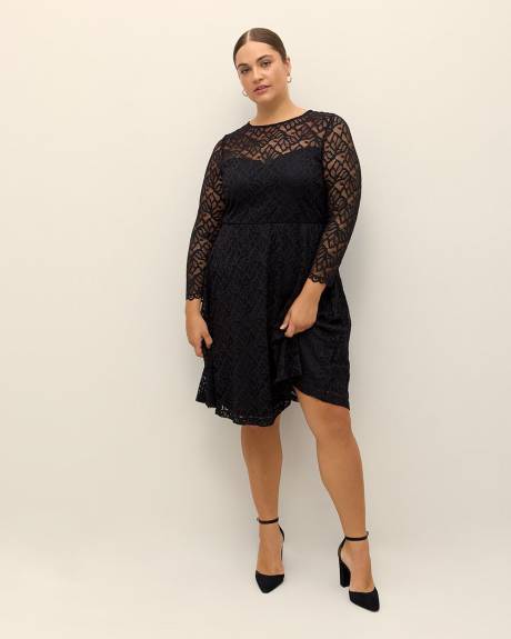 Robe en dentelle à manches longues
