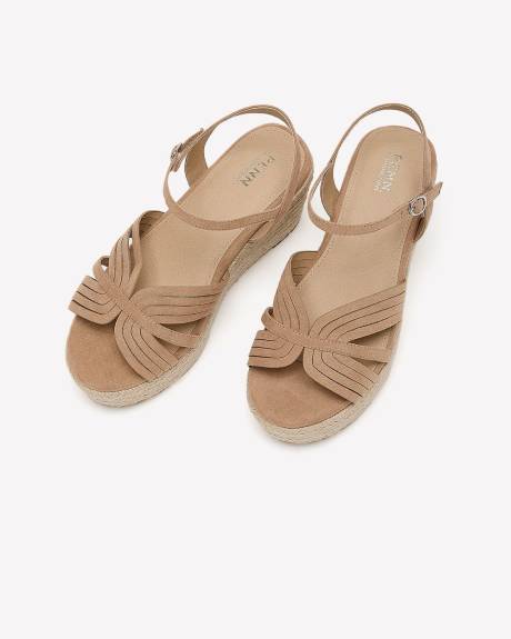 Sandale compensée en faux suède beige avec brides, pied très large