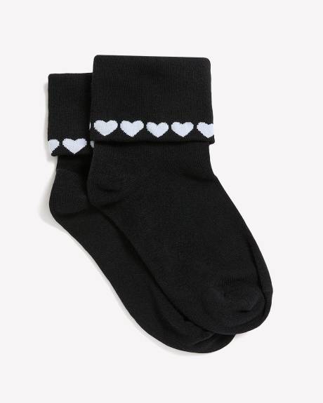 Chaussettes courtes noires avec rebord repli&eacute; orn&eacute; de coeurs
