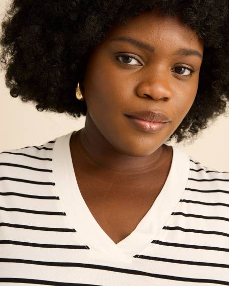 T-shirt &agrave; encolure en V, coupe moderne - Addition Elle