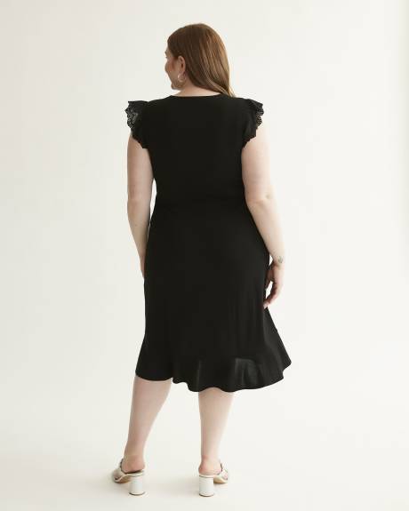 Robe noire à volants avec petites manches en crochet