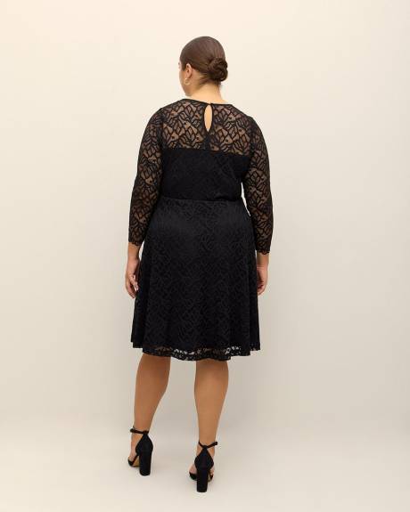 Robe en dentelle à manches longues