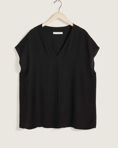 Short-Sleeve V-Neck Tee Blouse - In Every Story