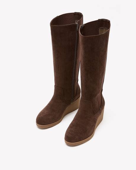 Botte haute compensée en faux suède, pied très large