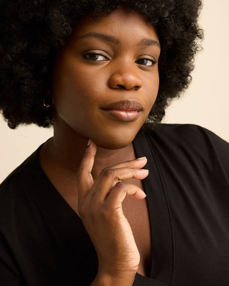 T-shirt &agrave; encolure en V, coupe moderne - Addition Elle