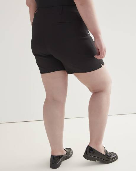 Short noir, coupe ingénieuse, tissu responsable