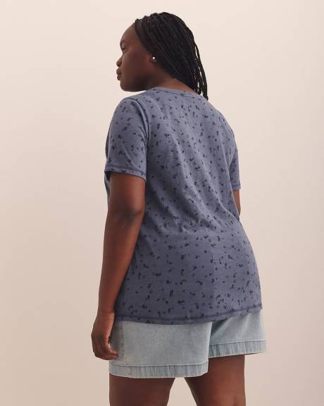 Printed Curvy-Fit Crewneck Tee - PENN. Essentials