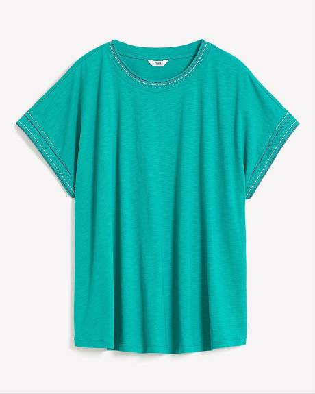 Haut long en tricot bleu avec col rond et coutures contrastantes
