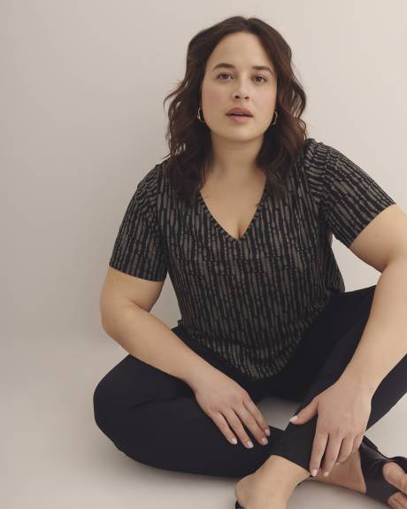 Modern-Fit Short-Sleeve V-Neck Tee - PENN. Essentials