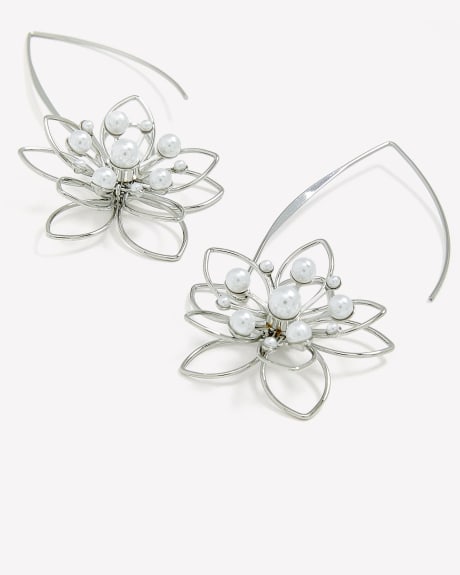 Boucles d'oreilles argentées avec pendentifs en fleurs