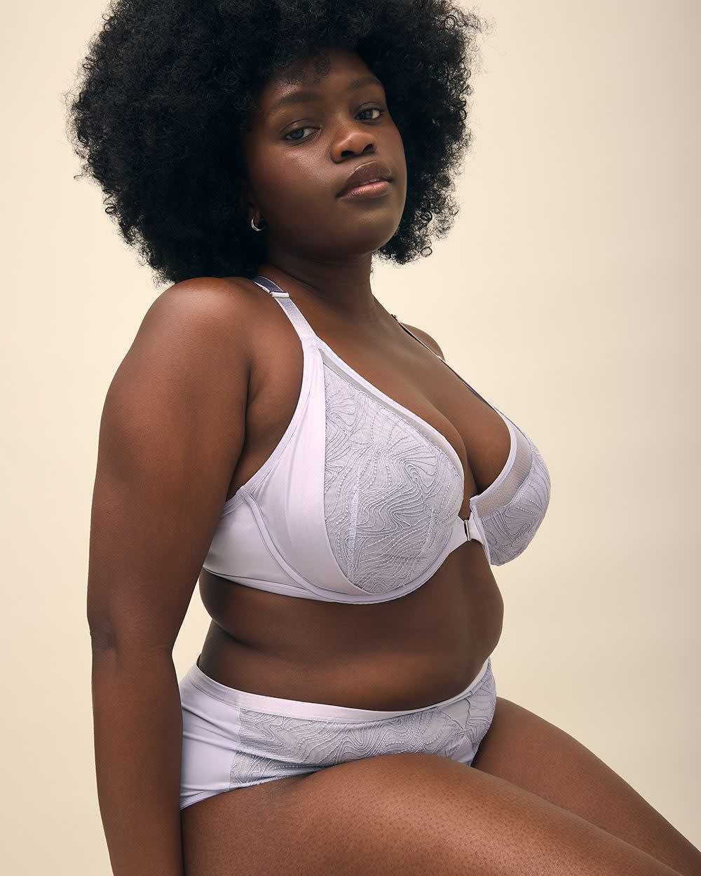 Underwire Unlined Plunge Front-Closure Bra with Lace - Déesse Collection
