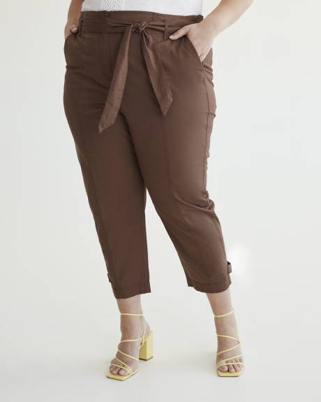 Pantalon écourté à jambe droite avec ceinture