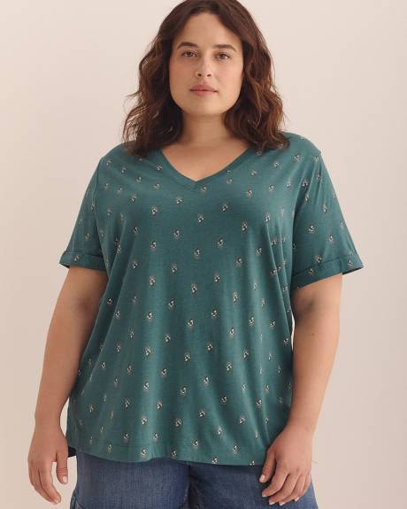 Boyfriend-Fit V-Neck T-Shirt - PENN. Essentials