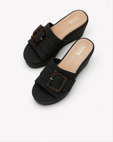 Sandale plateforme noire à talon compensé avec boucle décorative, pied très large