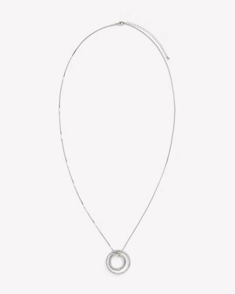 Collier long avec pendentifs en anneaux